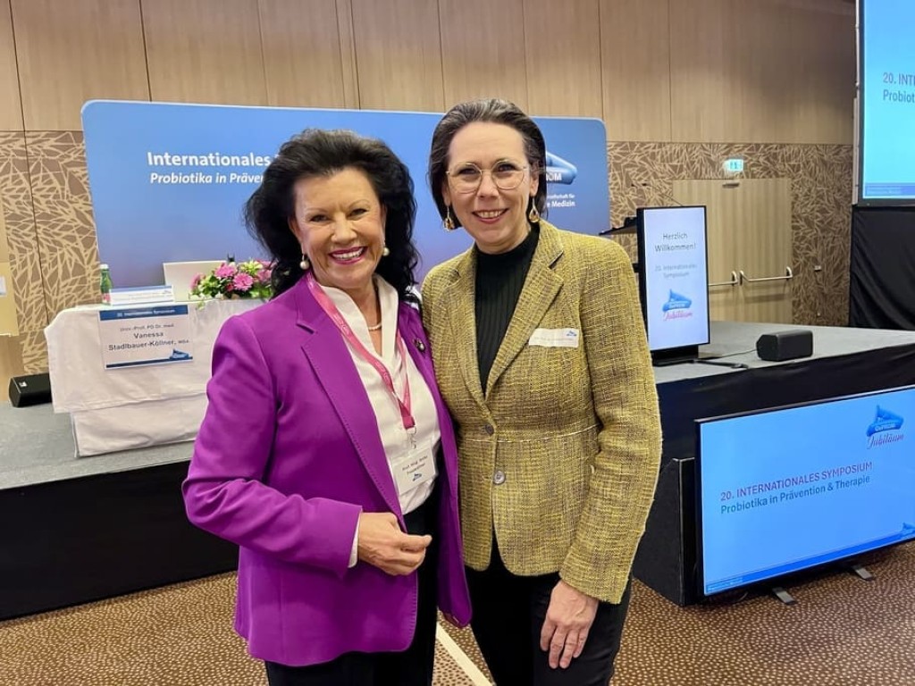 Wien, 30.11.2024. 20. Internationales Symposium OePROM. Dr.Gruber mit Prof.Mag. Anita Frauwallner ©privat